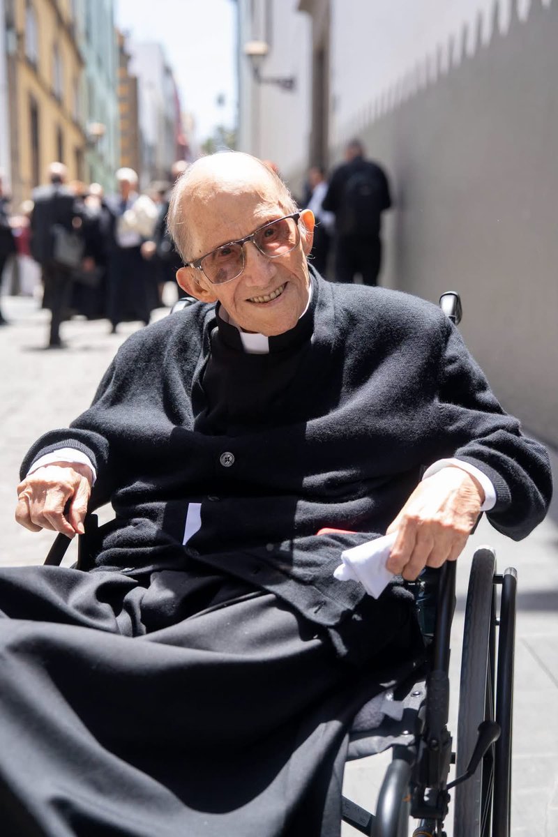 Miguecab1's tweet photo. @catolicos_es 🟡Ha fallecido el Rvdo. don Olegario Peña Vega.

El duelo estará en el tanatorio San Miguel, sala 101. El entierro será el domingo a las 15.00 horas en la Catedral de Canarias. 
@DiocesisCanaria https://t.co/n4b0kgoxDY