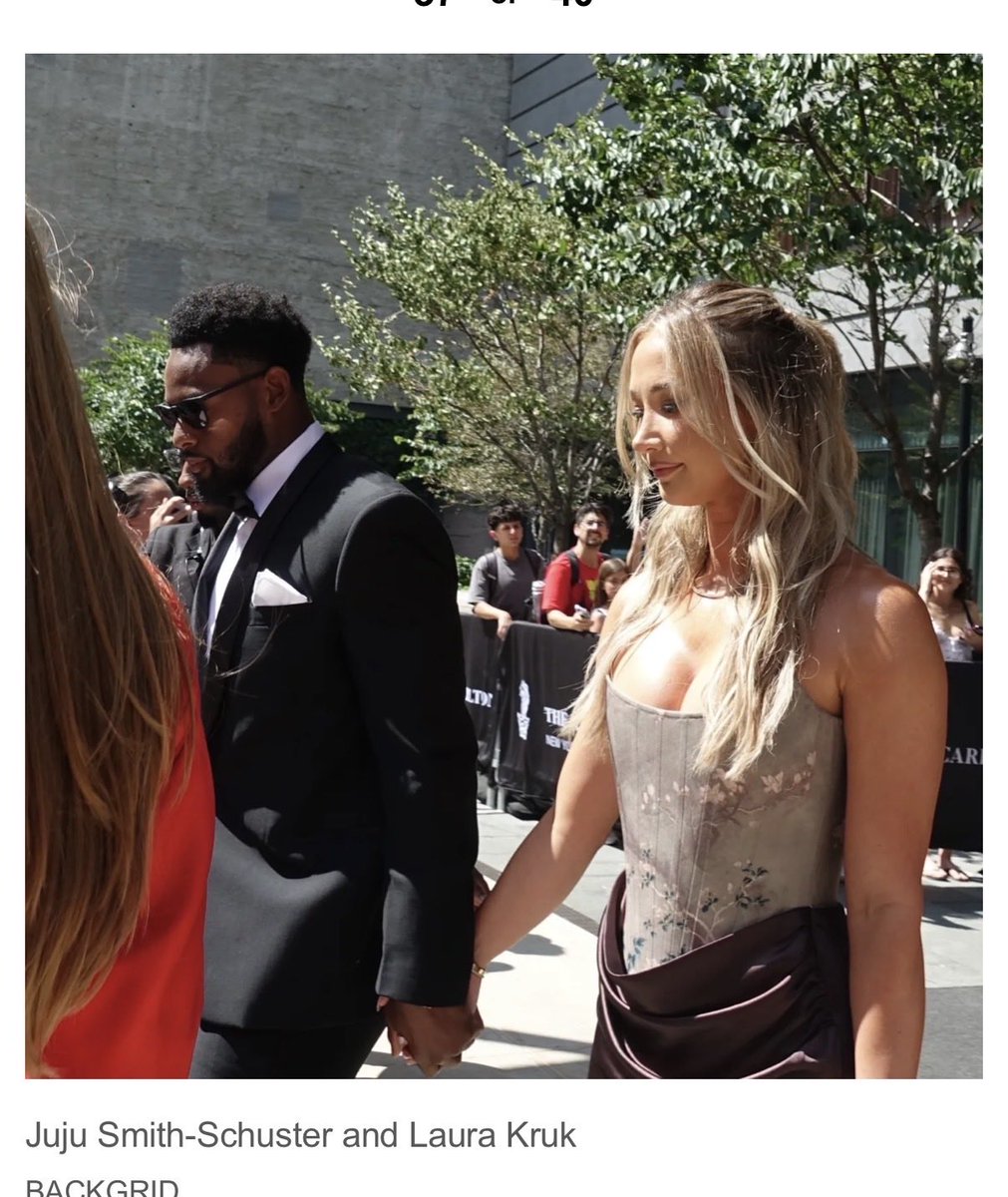 orangeandminty's tweet photo. @giamariano5 So do we think Juju’s date wearing the same dress is an accident or on purpose 😭 https://t.co/nZjPhrHs4j
