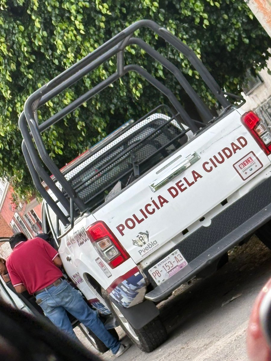 Hechizero_38's tweet photo. @SSC_Pue Hace 20 min frente a la iglesia de Santa Bárbara en la 2 oriente y 34 norte, el problema es que más adelante está patrulla que NO vio nada...¿Que le decimos a los afectados @pepechedrauimx ? https://t.co/SMzSHShcPz