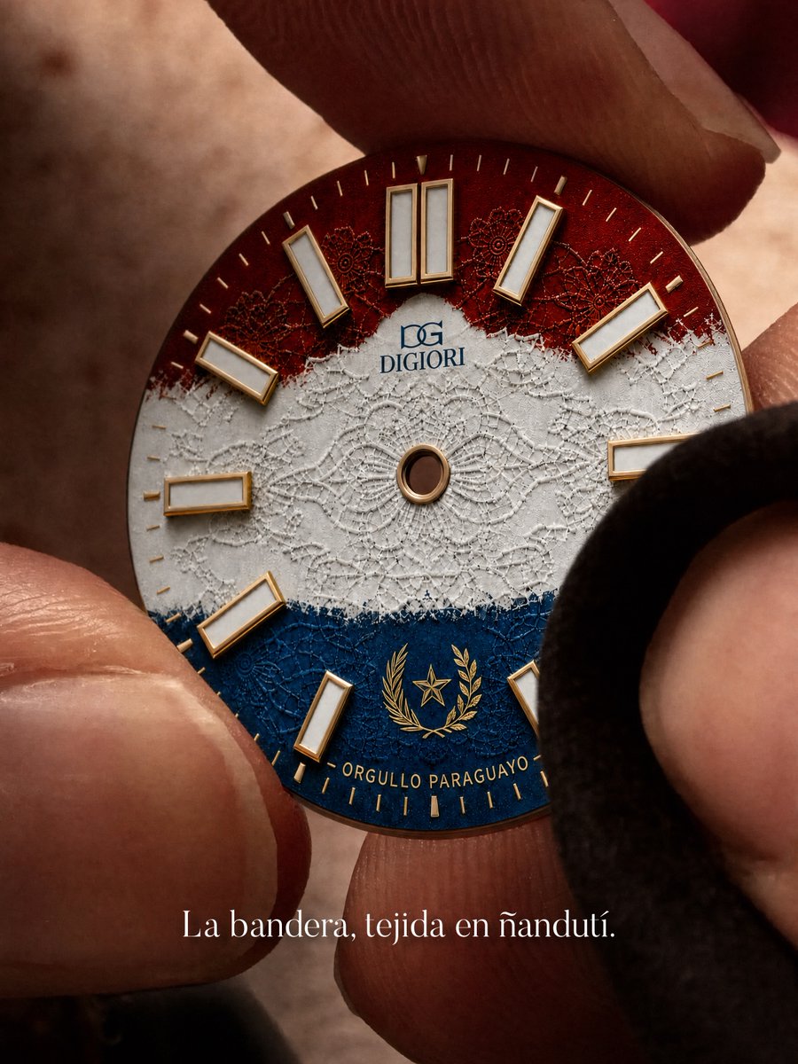 delpynews's tweet photo. ▶️ ¡UN RELOJ CON ALMA ALBIRROJA! | 🇵🇾⌚

❤️🤍💙 La relojería nacional DIGIORI Watches, impulsada por el paraguayo Giovanni Riquelme, lanzó una edición limitada inspirada en la Albirroja.

🕰️ El diseño lleva los colores rojo, blanco y azul, además de una esfera con relieve inspirado en el ñandutí, como homenaje a la cultura paraguaya.

🔥 La pieza cuenta con movimiento automático ETA 2824 y será una edición limitada de solo 50 relojes en todo el mundo.

📸 digioriwatches (Instagram)