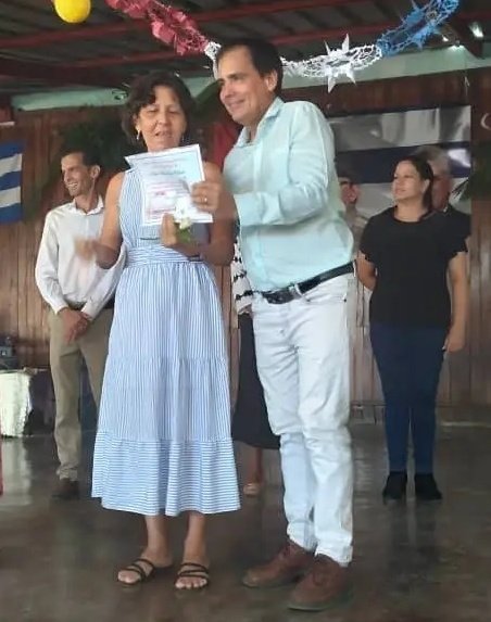 yulls_yusimi's tweet photo. Una fiesta de alegría lo constituyó el acto de cierre del curso escolar en el municipio de #Cienfuegos, con el reconocimiento a los trabajadores más destacados y la entrega de la Condecoración Rafael María de Mendive! 🏅
#UnidosXCuba
#CubaEduca https://t.co/nQZhyAVYsq