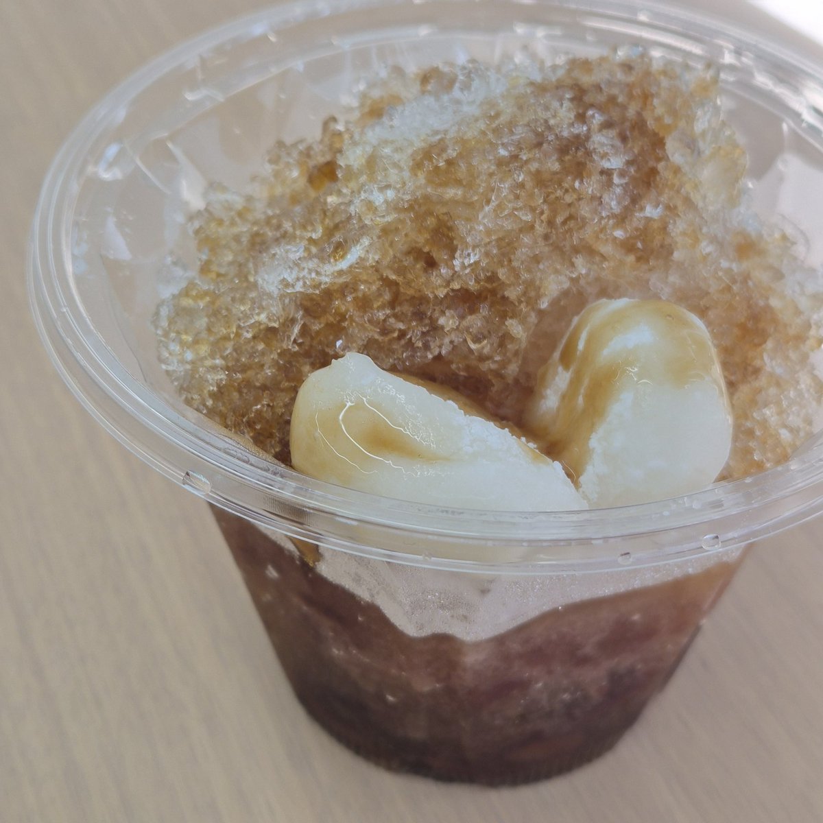 haterumaseitou's tweet photo. おいおいおいおい
ローソン沖縄さんよー
勘弁してよー
和風亭監修のお店で削りたての氷と美味しい沖縄黒糖と北海道産金時豆が入った沖縄ぜんざいが今年は『黒みつ』トッピングできるようになってんじゃんよー
これじゃ鬼に金棒▪︎悟空に如意棒じゃんよー
しかも餅有りで360円？
マジかYO😳ハピろー☺ https://t.co/LHFoPnE2Wb