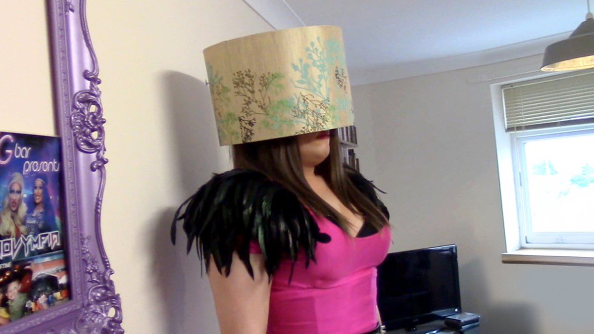 missperfectlybi's tweet photo. me pretending to be a lampshade to get into tayweddding https://t.co/IIquKzrHZX