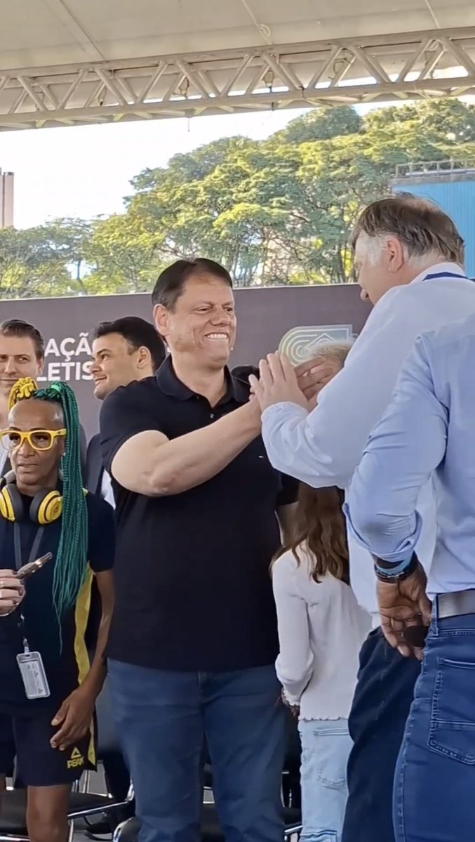 marcoscostaadv's tweet photo. O esporte paulista tem um novo capítulo para celebrar! 🏃‍♂️🇧🇷
Hoje tive a alegria de participar da reinauguração do Centro Olímpico de Treinamento e Pesquisa – o nosso querido Ícaro, um verdadeiro templo do atletismo brasileiro, que foi totalmente modernizado pelo Governo de São Paulo, por meio da Secretaria de Esportes.
O espaço foi revitalizado, ganhou mais tecnologia, segurança e acessibilidade, preservando sua história e sua identidade. Uma conquista importante para o esporte de alto rendimento e também para o paradesporto, especialmente neste período em que a pista do Centro Paralímpico Brasileiro passará por reformas.
Mas, para mim, esse dia teve um significado ainda mais especial.
Enquanto caminhava pela pista, voltei muitos anos no tempo. Lembrei do adolescente que saía da Lapa de Baixo representando o Colégio Guilherme Kuhlmann nos Jogos Escolares. Eu competia no salto em altura e, como tantos jovens, carregava sonhos que pareciam maiores do que qualquer obstáculo.
Quem diria que, anos depois, eu retornaria ao mesmo lugar para celebrar um investimento que garantirá oportunidades para milhares de atletas? É impossível não se emocionar.
A modernização do Ícaro fortalece o esporte paulista e brasileiro e também chega em um momento importante para o paradesporto, oferecendo uma excelente estrutura enquanto a pista do Centro Paralímpico Brasileiro passará por sua primeira grande reforma desde a inauguração.
O esporte transforma vidas. Eu sei disso porque, de alguma forma, ele também ajudou a transformar a minha, e de tantos outros atletas que prestaram depoimentos hoje, como os que hoje compõem o Time SP.
Que este lugar continue sendo palco de histórias, conquistas e sonhos realizados por muitas gerações.
#EsporteSP #Atletismo #Paradesporto #GovernoSP #IcaroIbirapuera