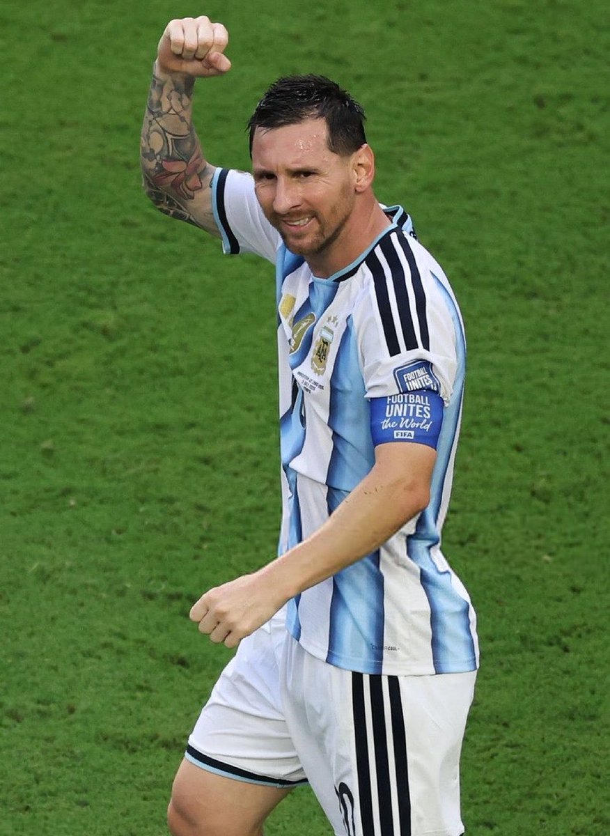 M10MCi's tweet photo. في نفس اليوم :

ميسي يصل للمساهمة رقم 12 في اقصائيات كاس العالم
كريستيانو يصل للمساهمة رقم 1 في اقصائيات كاس العالم 😂

فروقات 🐐 https://t.co/7HkjR1fyNG