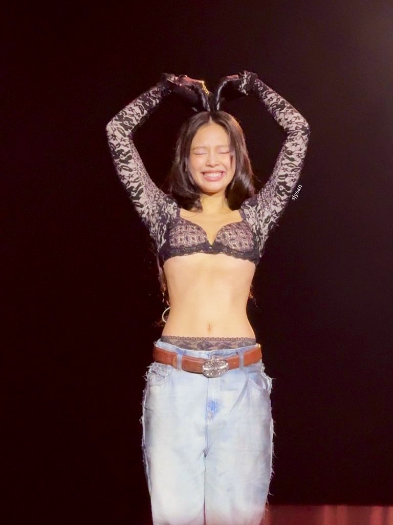 yk2aii's tweet photo. Jennie treats every stage like a blank canvas, bringing something new each time. her vision, talent, and ability to electrify the crowd show why she’s one of the most creative and intelligent performers of her generation 🫶 https://t.co/Etu88iGwi8