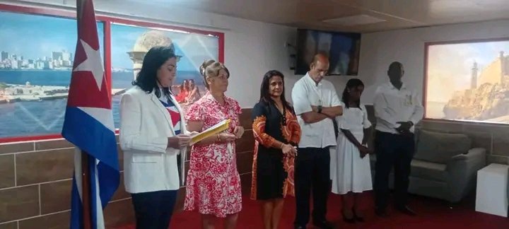 TaniaMCruzHdez's tweet photo. El Aeropuerto Internacional "José Martí" de La Habana fue escenario una vez más de emotivo recibimiento para los colaboradores de la Brigada Médica Cubana 🇨🇺 que regresan de Guatemala 🇬🇹 con el deber cumplido y el agradecimiento de un pueblo.

 #CubaPorLaVida
#CubaCoopera https://t.co/qTaHWrXFVe