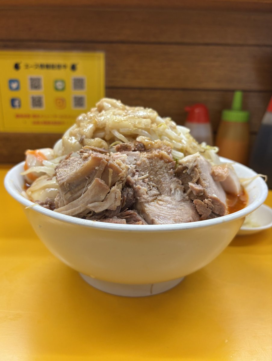 Men_Freak_'s tweet photo. ラーメン エース

ラーメン+麻辣湯麺+ニンニク別皿外全部+ショウガ+玉ねぎ+生たまご

遅くまでやっているこちらへ
まさか👀ラーメンAの麻辣湯麺‼️
女性助手さん提案🤔
サーカス団子も入っていた✨
まずはそのスープを一口…🤤👍
生🥚使わなくても啜れる🤣
いゃ〜旨かったなぁ😋

ごちそうさまでした https://t.co/EM0b9bMY5H