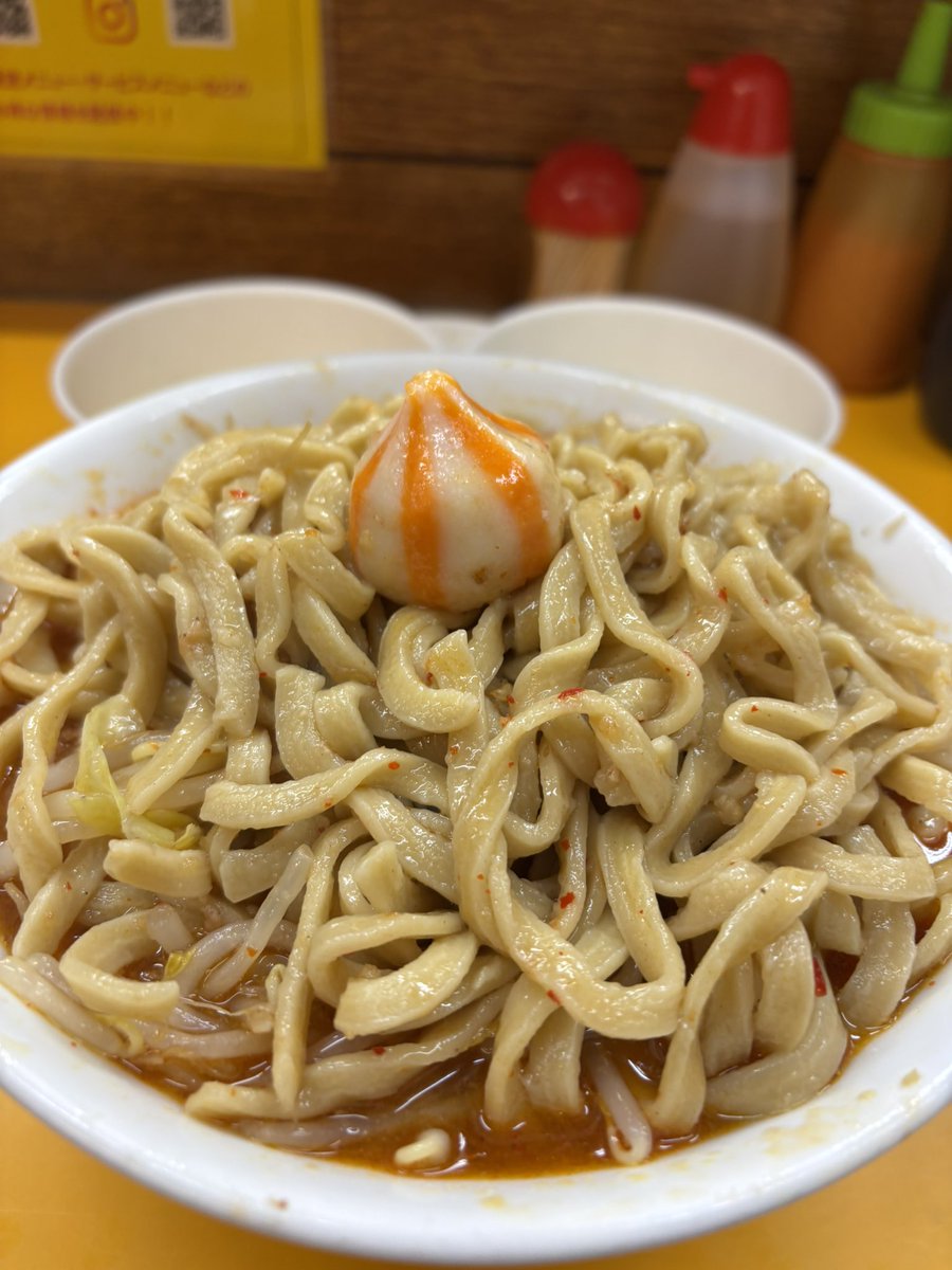 Men_Freak_'s tweet photo. ラーメン エース

ラーメン+麻辣湯麺+ニンニク別皿外全部+ショウガ+玉ねぎ+生たまご

遅くまでやっているこちらへ
まさか👀ラーメンAの麻辣湯麺‼️
女性助手さん提案🤔
サーカス団子も入っていた✨
まずはそのスープを一口…🤤👍
生🥚使わなくても啜れる🤣
いゃ〜旨かったなぁ😋

ごちそうさまでした https://t.co/EM0b9bMY5H