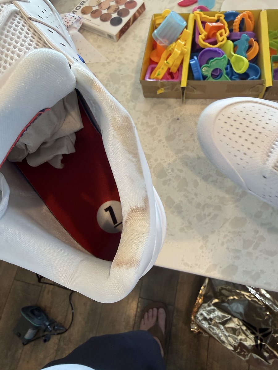 bmarlor's tweet photo. @nikestore  love unboxing my Kobe draft days shoes with a coffee stain on them. How does this happen? https://t.co/K6QiV7JGn7