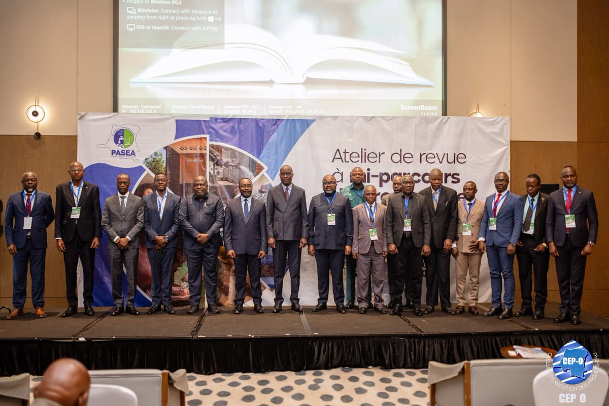 Min_Resshyd_rdc's tweet photo. 💧 #PASEA: Clôture de la revue à mi-parcours 

Sous l’impulsion de S.E.M. Aimé Sakombi Molendo, Ministre des Ressources Hydrauliques et de l’Électricité, représenté par le Secrétaire Général Alfred Liboko Bin Gele, le Gouvernement a procédé à la clôture de la revue à mi-parcours du Programme d’Accès aux Services d’Eau et d’Assainissement en RDC (#PASEA).

Organisé par la Cellule d’Exécution des Projets-Eau (CEP-O), cet atelier national a réuni, du 1er au 3 juillet à Kinshasa, les administrations publiques, les provinces, les partenaires techniques et financiers ainsi que les équipes de mise en œuvre afin d’évaluer les avancées du Programme, d’identifier les principaux défis et d’adopter une feuille de route visant à accélérer son exécution jusqu’en 2029.

Deux ans après son lancement, le #PASEA entre dans une nouvelle phase de son déploiement. Après une période consacrée aux études techniques, à la préparation des marchés, au renforcement des capacités et à la mise en place des dispositifs institutionnels, le Programme est désormais engagé dans la réalisation des infrastructures d’eau potable et d’assainissement au bénéfice des populations.

À travers cette revue, le Gouvernement réaffirme sa volonté d’accélérer la mise en œuvre du PASEA afin de garantir des résultats concrets, visibles et durables, en améliorant l’accès à l’eau potable et aux services d’assainissement dans les provinces bénéficiaires.
#EauPourTous #Assainissement #BanqueMondiale #MRHE #RDC