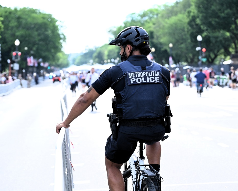 DCPoliceDept's tweet photo. Things may be heating up on the National Mall this Fourth of July weekend, but MPD will be continuing what we do best in our communities across the District. #serveandprotect https://t.co/YBW5iXswF4