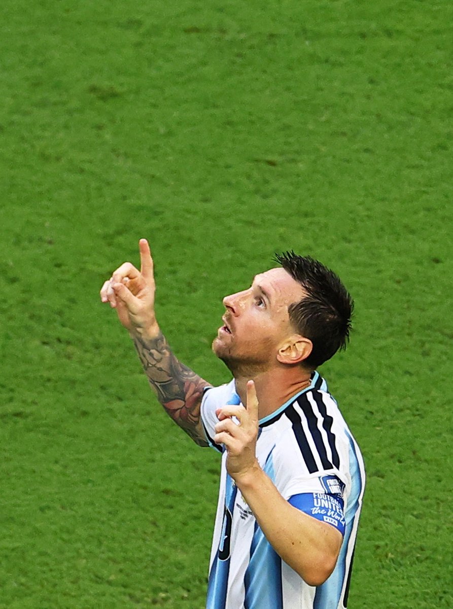 mackolik's tweet photo. Lionel Messi, iki farklı Dünya Kupası'nda 7 gol atan ilk oyuncu oldu.

🐐 Yaşı ilerledikçe çıtayı yükseltiyor. https://t.co/urxcRzX7KZ
