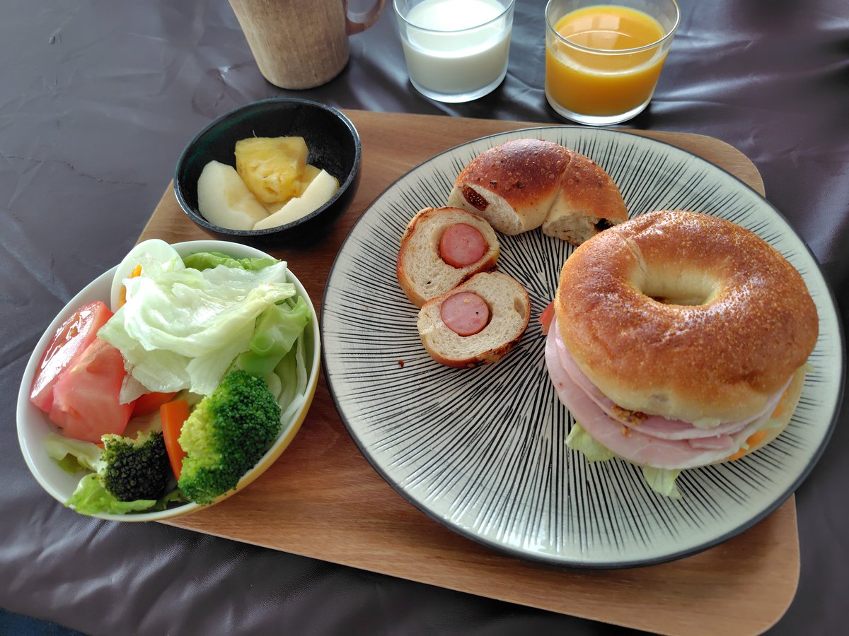 konatch's tweet photo. お早うございます。今朝はお家でベーグルサン。
『ハッピーキャンパーベーグル』
#モーニング部　#HappyCamperBagel https://t.co/0mFsRDCLxw