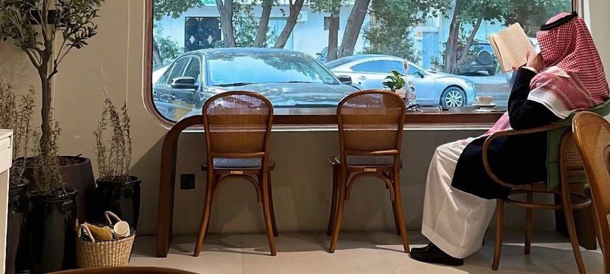 v__wo's tweet photo. في مكانٍ  زهت بـه ضجـة الجلاس
انا وحدي جليس الشعر و الكرسي https://t.co/WSU0FPUN2i