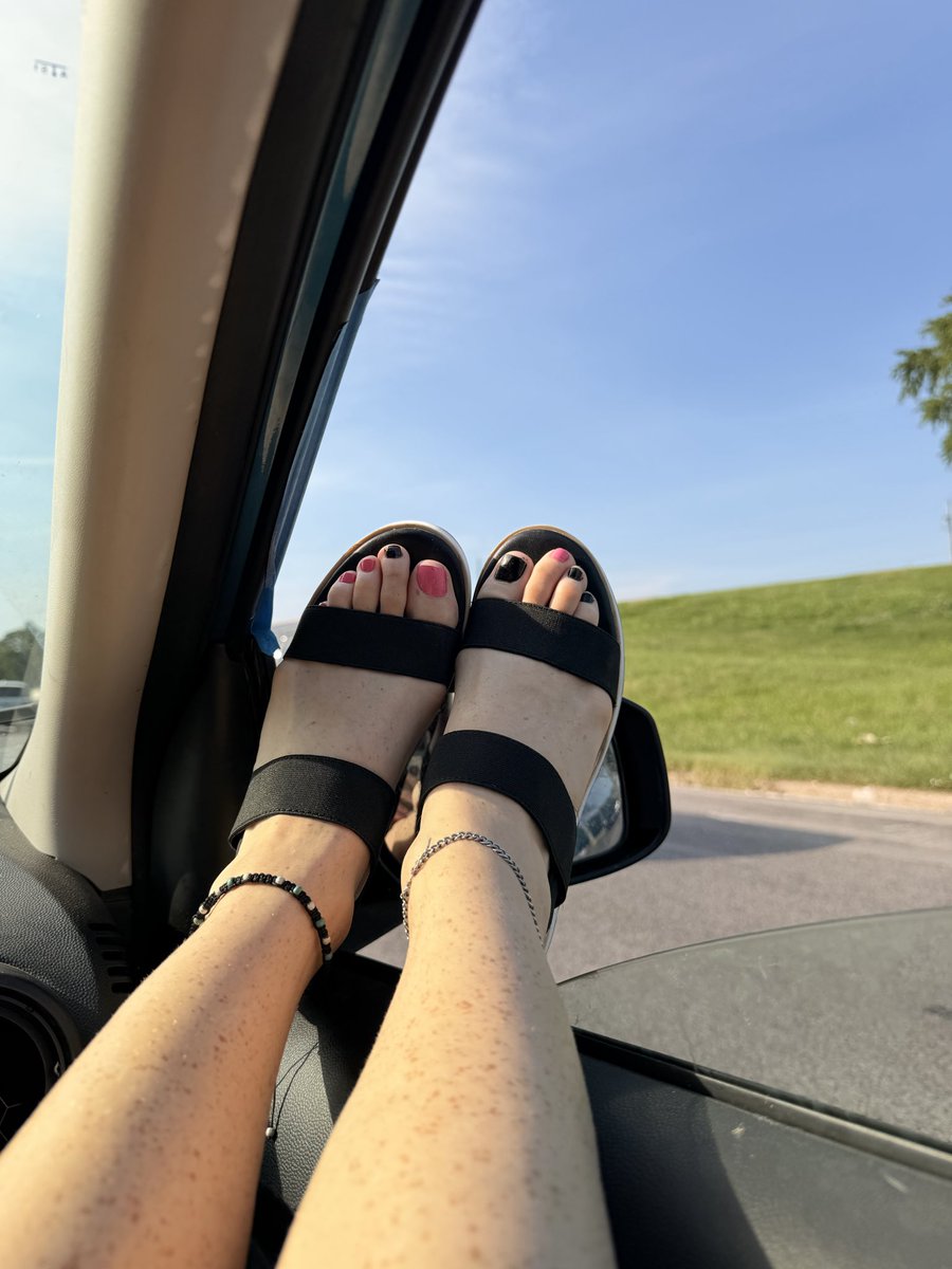 GODDESSlinds3y8's tweet photo. Pretty face, hot body, cute toes. What more could you ask for 😘 https://t.co/of6TYStPVv