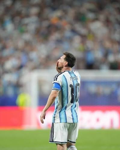 TTendenciaX's tweet photo. "Récord":
Porque Lionel Messi rompió otro récord, ostenta 8 partidos consecutivos en los que hace gol en el Mundial. https://t.co/I2czAsw4CV