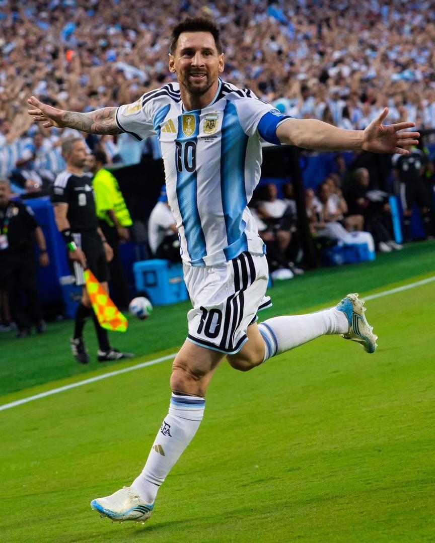 CluEReports's tweet photo. 🐐 | Hindsight is 20/20, Messi is alone on 20

The first player ever to score 20 World Cup goals.

Ladies and gentlemen, Lionel Messi. 👑 https://t.co/2efCRkHxbq