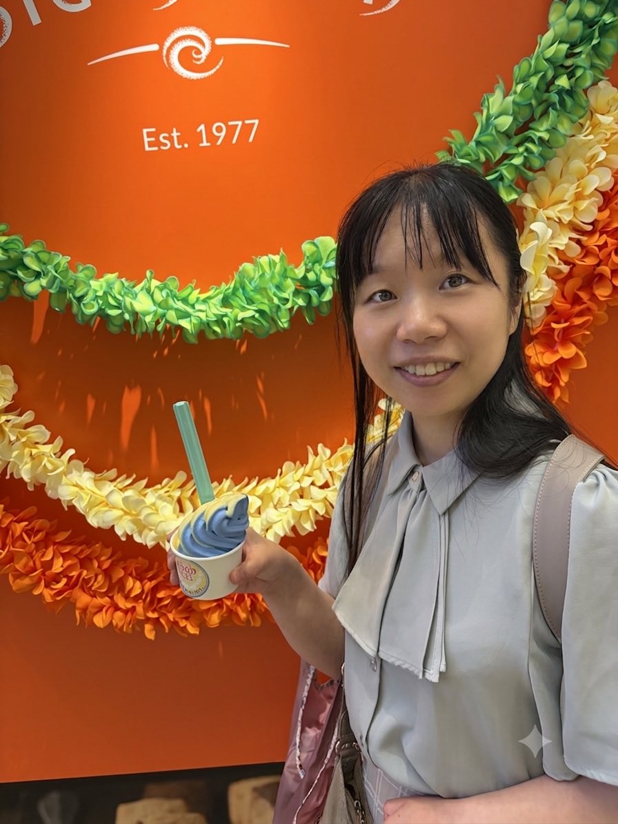 coppippi's tweet photo. ハワイアンフェアに行ってきたレモンのバニラのソフトクリーム、水色と黄色でテンション上がる！すっぴんマスクで行ってたので、Geminiに肌補正してもらったら、ソフトクリームが青一色になったかもしれない🤣覚悟して訪れた金曜夕方だったけどフードエリア以外は大丈夫だった。 https://t.co/2mp3A0LgaF
