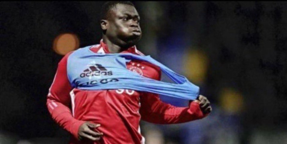 TappedfreakR's tweet photo. lowkey thirsty during hydration break but didn’t drink water as a balogun red card protest https://t.co/xpkKw8ByFY