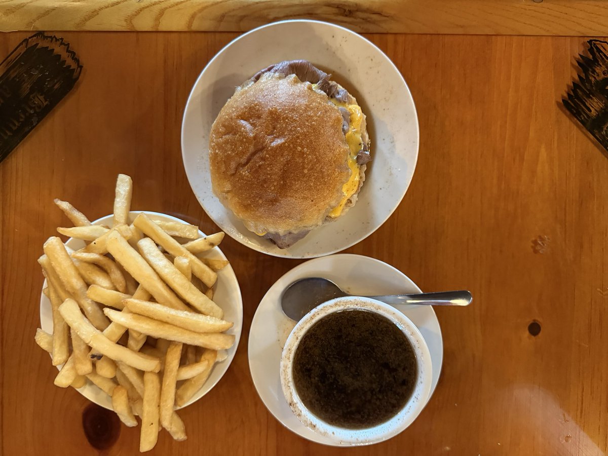 kdbuerge's tweet photo. The endless eating odyssey of my #ManVsFood World Tour brings me back to the Big Apple.  Brennan and Carr is a must visit when in NYC and one of @AdamRichman’s favorite hometown restaurants. Their roast beef sandwich is without peer and the best l I have ever had. #MvF stop 183. https://t.co/mXgzOxMR6S