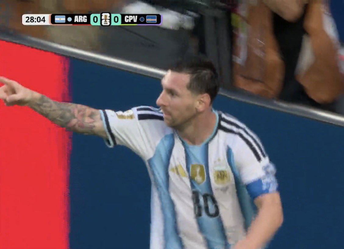 UTDKobi's tweet photo. Messi pointing right at Lisandro Martinez for that assist https://t.co/b5NoI365GI
