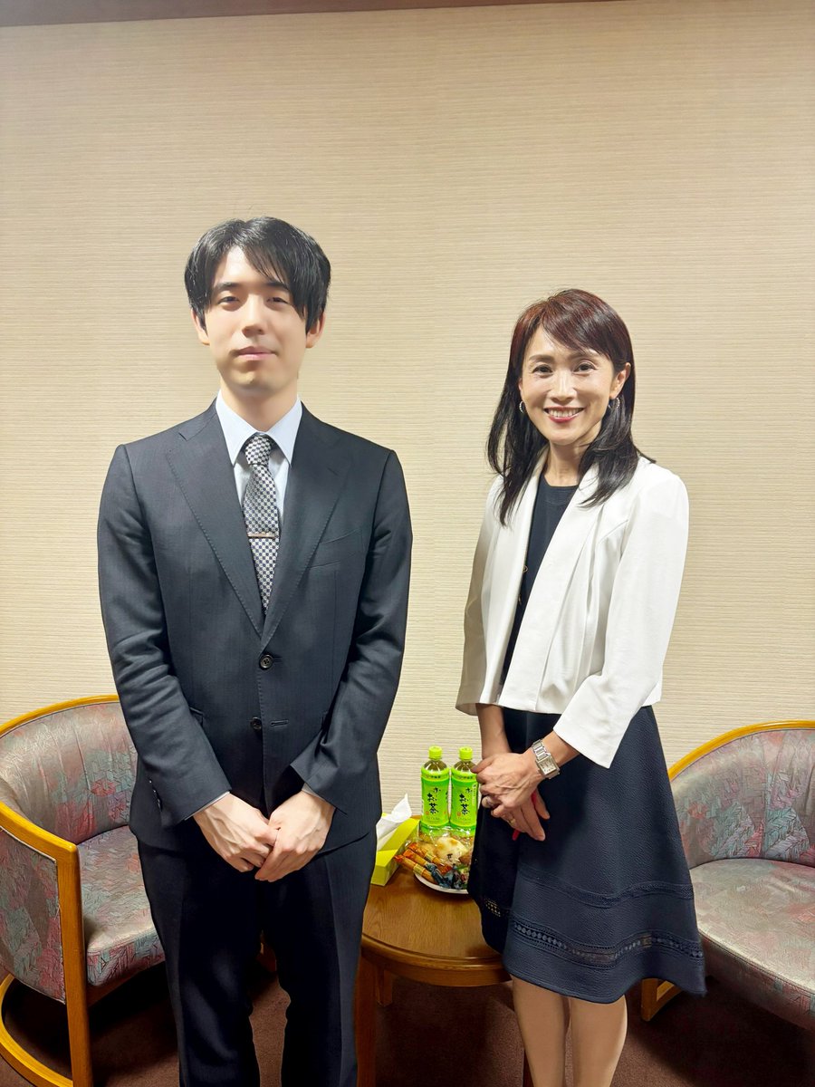 kikukoannouncer's tweet photo. 司会終了。お〜いお茶杯第67期王位戦 前夜祭
先生方が過密スケジュールにつき、打ち合わせ1分で行われたトークショー。久しぶりに青くなりました。今日から対局が始まります。中日新聞さんのサイト等でお楽しみください。どちらの先生も応援しております。（打ち合わせ中記者の方が撮って下さいました https://t.co/7DYXXztJrB