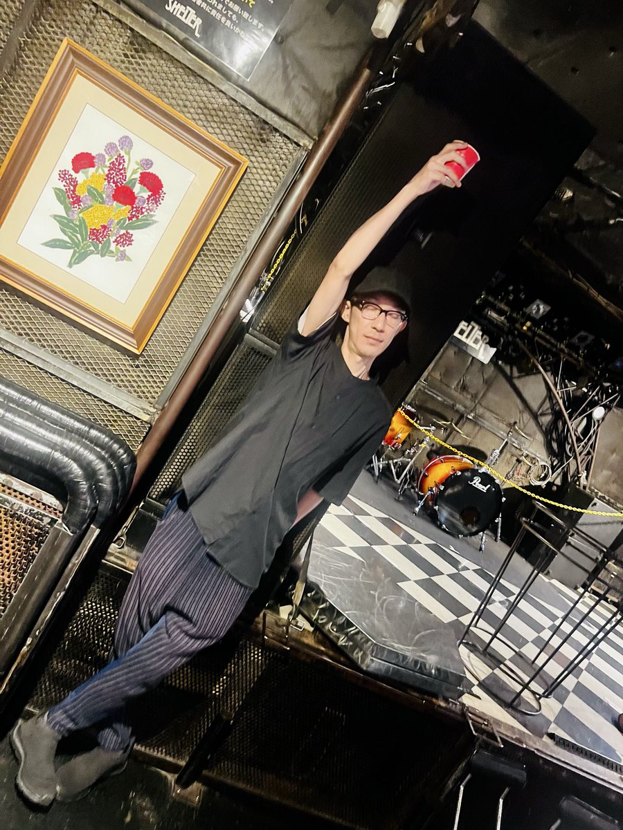 HiGE_official's tweet photo. いつの髭も良かったけど、今の髭もすっごく良いよな？なんて、そんな事思ったりしてましたライブ中。まずはメンバーが驚くような曲を書いて、それから年末、また元気な顔で会いましょう
あ、昨日の斉藤さんだぞ。貼っておくので待ち受けにどうぞ寿 https://t.co/QxrWJUdvlz