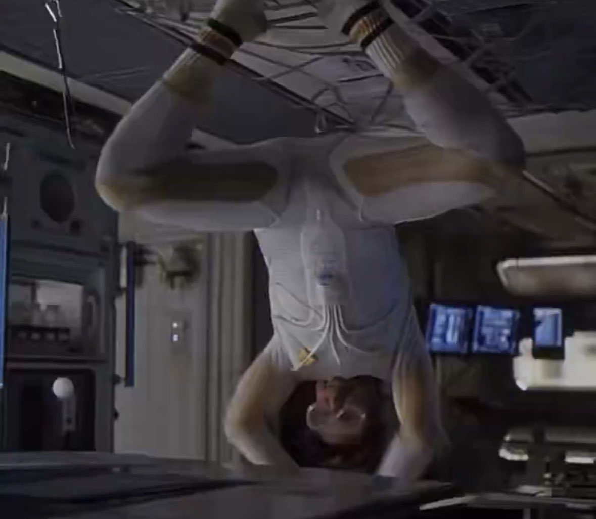 rylandgrace_mp3's tweet photo. I’ve been laughing at this for 20 mins straight WHY WOULD HE GET IN THIS POSITION TO BEGIN WITH https://t.co/irgl13kEnO
