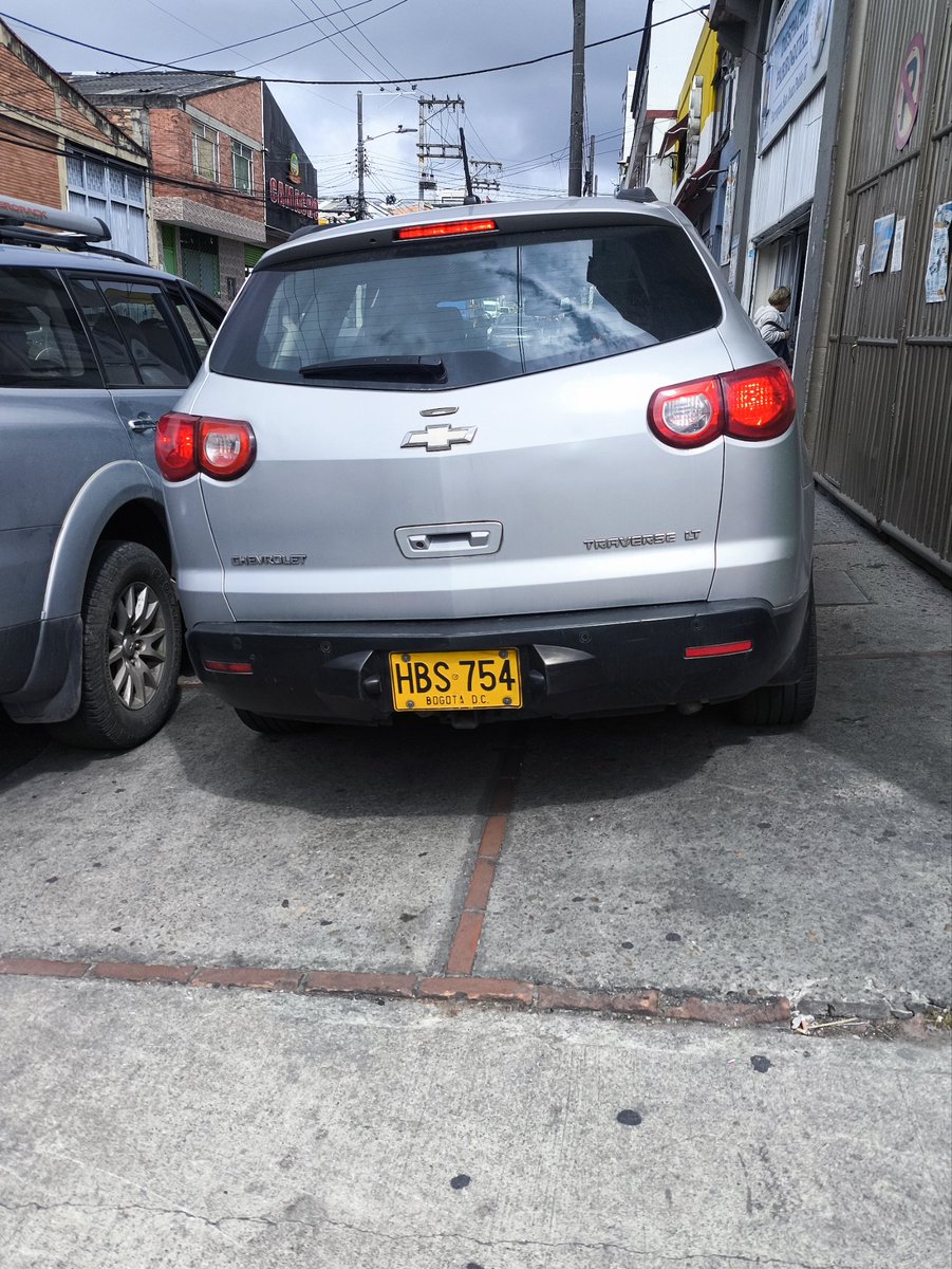 nelolarte's tweet photo. @SectorMovilidad @BogotaTransito buenas tardes. Comparto con ustedes imágenes del vehículo parqueado sobre el andén en la calle 12 bis con 71f, al lado del supermercado Ara, barrio San José de Bavaria. https://t.co/gGWerrHQT2