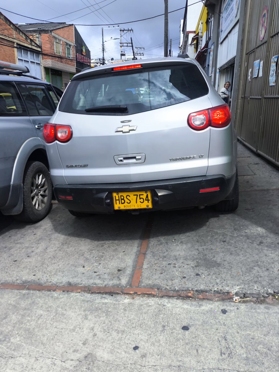 nelolarte's tweet photo. @SectorMovilidad @BogotaTransito buenas tardes. Comparto con ustedes imágenes del vehículo parqueado sobre el andén en la calle 12 bis con 71f, al lado del supermercado Ara, barrio San José de Bavaria. https://t.co/gGWerrHQT2