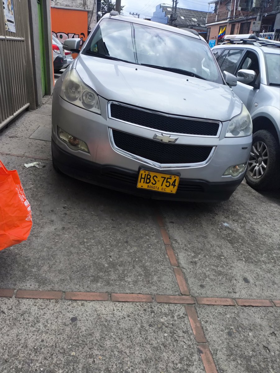 nelolarte's tweet photo. @SectorMovilidad @BogotaTransito buenas tardes. Comparto con ustedes imágenes del vehículo parqueado sobre el andén en la calle 12 bis con 71f, al lado del supermercado Ara, barrio San José de Bavaria. https://t.co/gGWerrHQT2