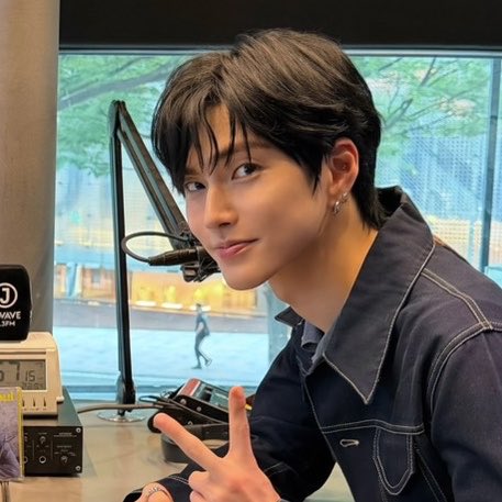 xcallburs's tweet photo. this is the most smrookie seunghan he’s ever looked….. https://t.co/WIZEMoteTV