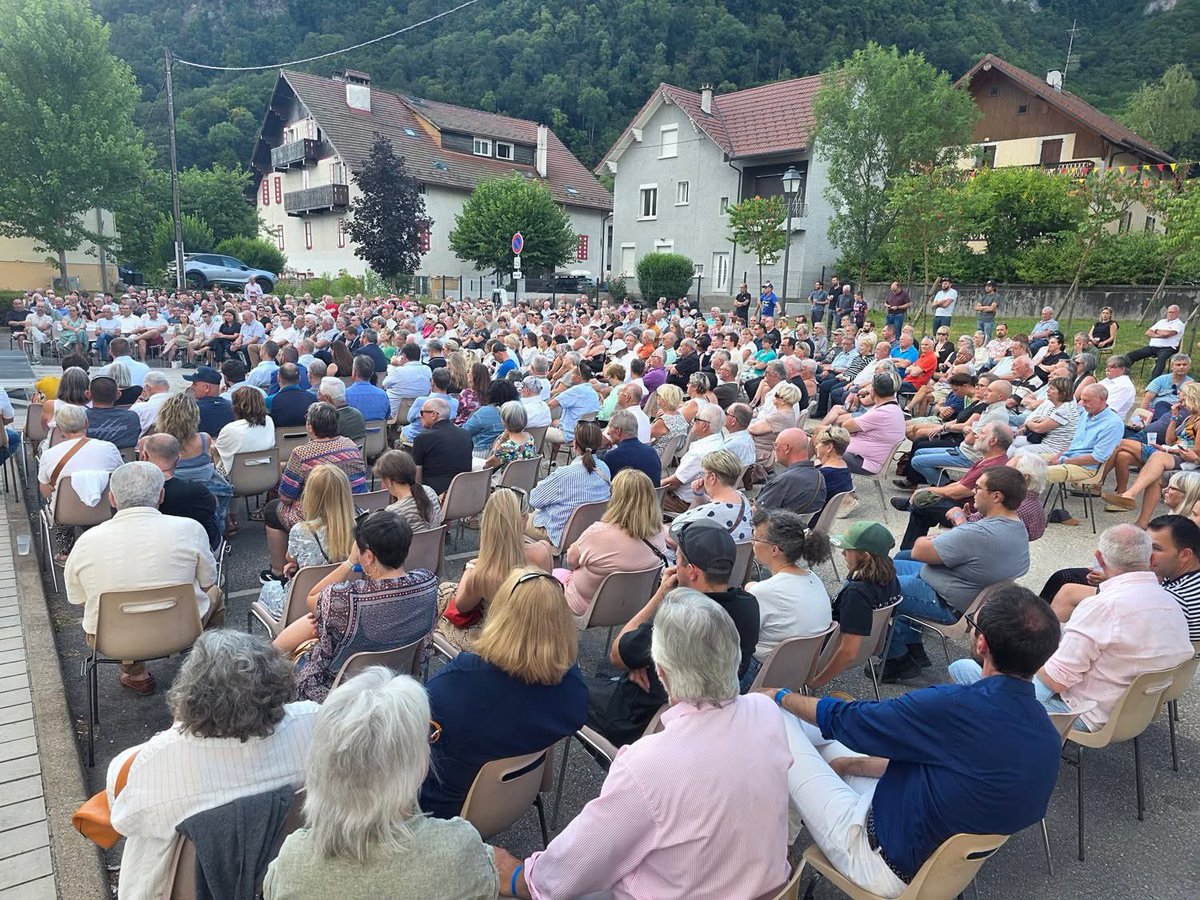 Valentin_Antoi's tweet photo. Nous étions plus de 1 000 ce soir à Saint-Jeoire pour ma première réunion publique comme parlementaire du @partiudr ! Un immense merci à tous, à mon collègue @Marc_Chavent pour sa présence et au président @eciotti pour son soutien sans faille ! 🇫🇷💪🏻 https://t.co/VUyiPPA3eR