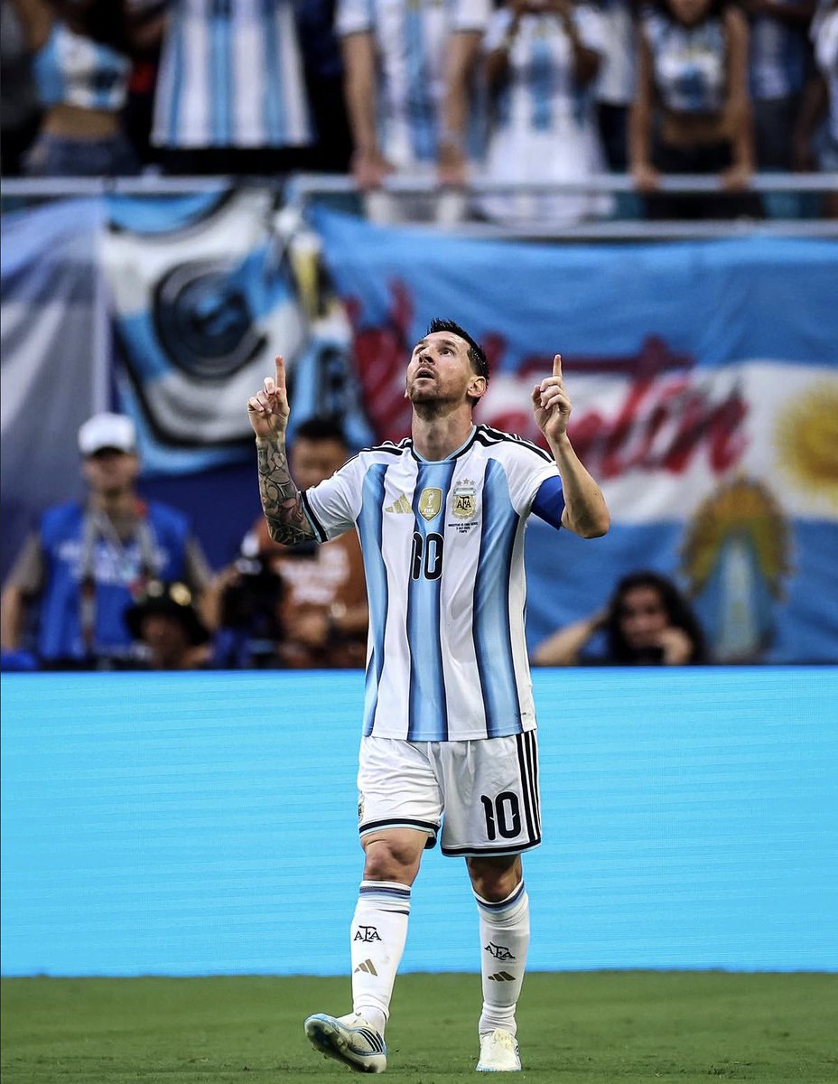 TeamLeoM's tweet photo. Lo emocionante que es ver jugar a este tipo.

No alcanzan las palabras para describirlo. Te amo, ídolo. Te amo Lionel Andrés Messi. https://t.co/Bc8h2Jwqll