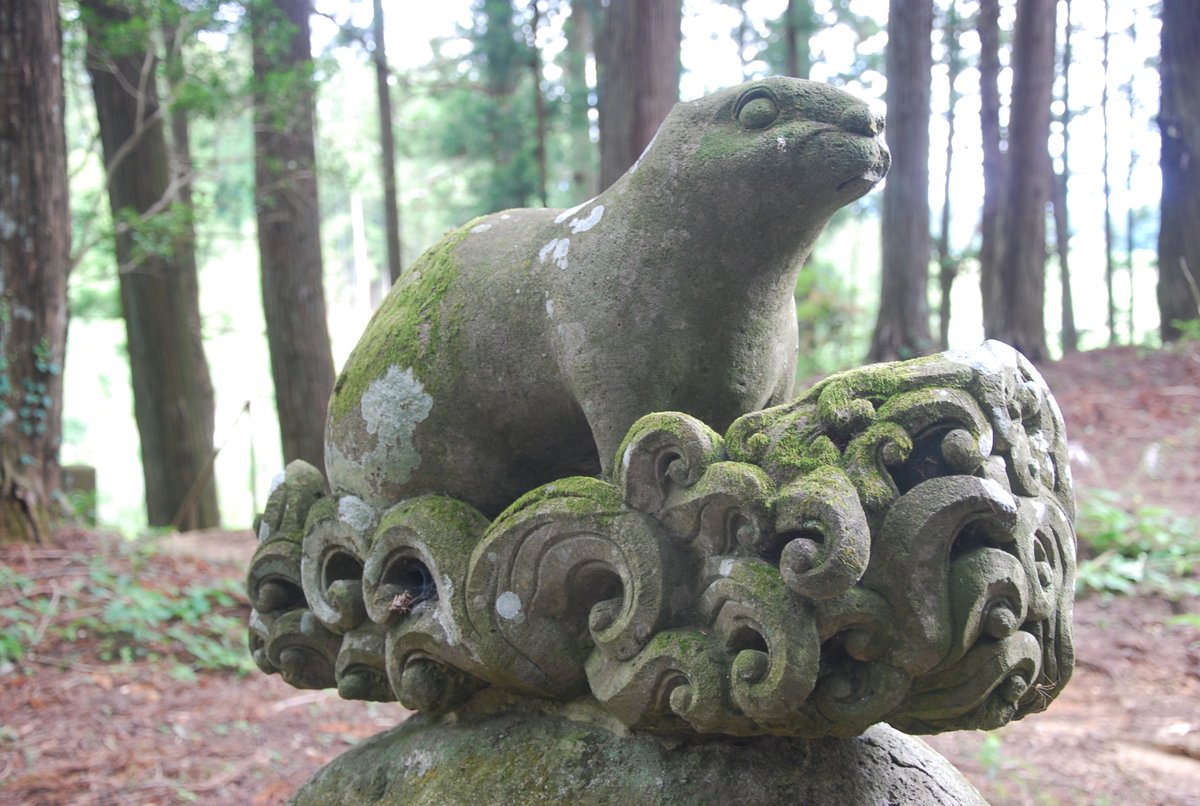 kama2468's tweet photo. 福島狛犬の続報。ここ、石川町の沢井は超絶石工の小林和平の生地。ここにこんなウサギの石像（狛ウサギ)がある。波乗りウサギと呼ばれているが、超絶技法の波の上に不思議なウサギが乗っている。どういう意味なのか？わからないんだが、とにかくすごいってこと。 https://t.co/PGHEImzmfZ
