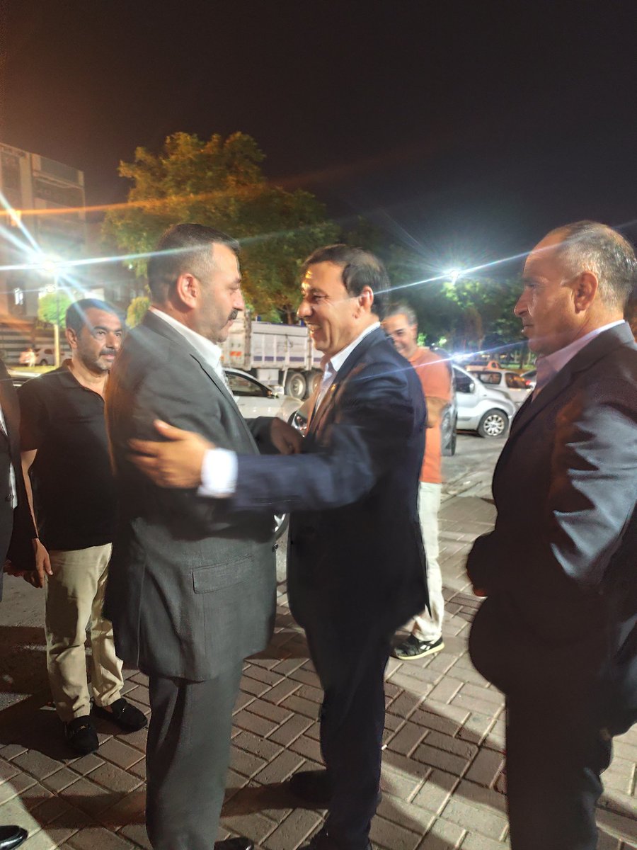 MHPEyyubiye's tweet photo. MHP Şanlıurfa İl Başkanımız Sayın Osman Mutlu, gece saat 23.00’te "Milletin Evi" olan ilçe binamızı ziyaret ederek bizleri onurlandırmıştır.

İlçe Başkanımız Sayın Haci Keser ve teşkilatımızın bağrına bastığı coşkulu bir kalabalıkla karşıladığımız İl Başkanımız, dava arkadaşlarımız ve gönüldaşlarımızla hasbihal etti. Liderimiz Sayın Devlet Bahçeli’nin izinde, "Güçlü Türkiye" idealimizi ve geleceğimizi konuştuğumuz bu anlamlı ziyaret için Sayın İl Başkanımıza ve salonu hıncahınç dolduran tüm ülküdaşlarımıza teşekkür ederiz.

Birliğimiz daim, geleceğimiz güçlü olsun! 🇹🇷

@dbdevletbahceli @eczosmanmutlu @Sanliurfa_MHP