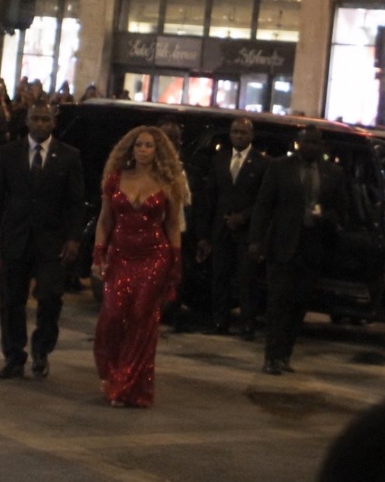 tsspainmedia's tweet photo. Beyonce spotted at Upper East Side, on her way to Taylor Swift's wedding https://t.co/auGSyX7cf4