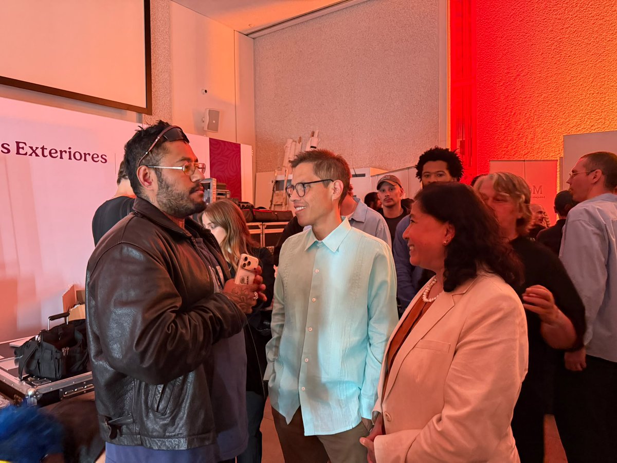 EmbaMexAle's tweet photo. Con gran orgullo hospedamos, dentro de #BerlinFashionWeek, el desfile de Víctor Barragán, diseñador mexicano y ganador de #BerlinContemporarySS27. Una muestra de diseño de vanguardia mexicano aportando a la moda berlinesa y global. 

#DiplomaciaPúblicaMX 
#DiplomaciaCulturalMX #BFW