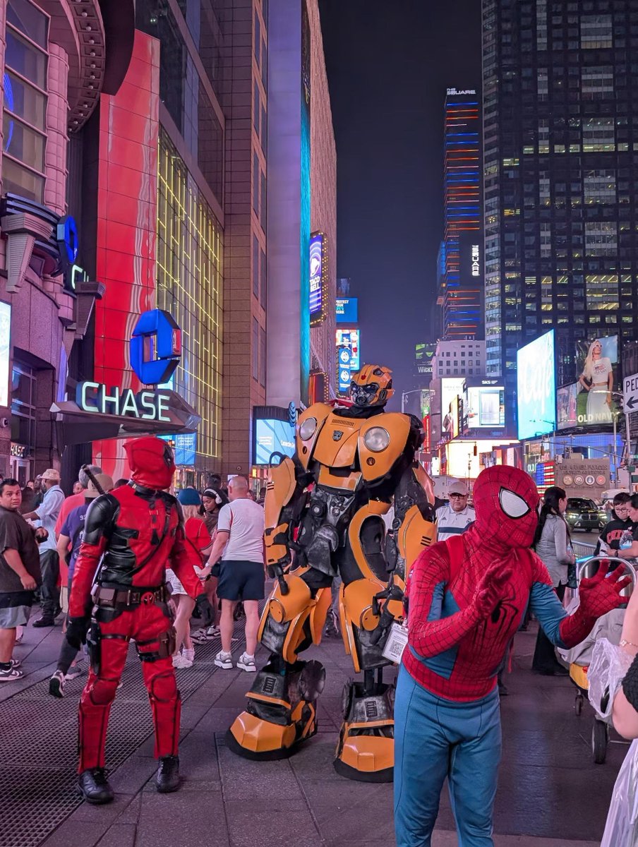 TulipZxcs's tweet photo. New York City is still very lively at night, perfect for a relaxing stroll after dinner https://t.co/35X4OZJJwM