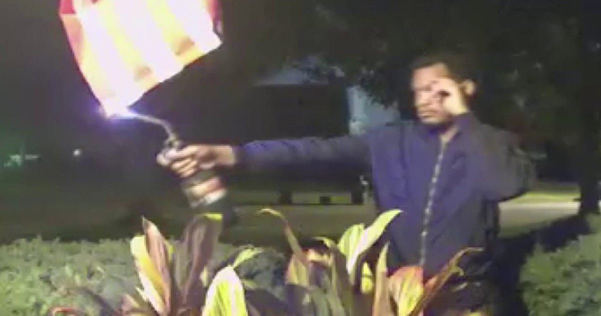 libsoftiktok's tweet photo. Police are searching for a man who set an American Flag on fire in front of a home in Detroit, Michigan

Anyone with tips contact the police at (800) 442-7766 https://t.co/2SB5ep8d6V