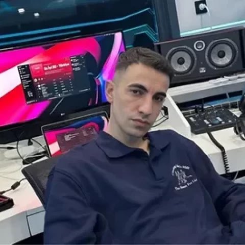 mskaraaaa's tweet photo. @motivearsiv Bu İbrahim Tilaver stream algılarımızı bozdu amk ya. Çoğu şarkılar az dinlenmiş gibi geliyor https://t.co/ke0nbNHCee
