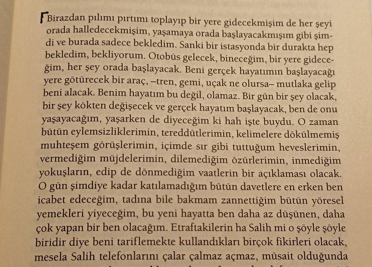 romaneskbiri's tweet photo. okuduğum satırlar şunu anımsattı:
"bazen durduk yerde bir olayın bütün yaşamımı değiştireceğine inanırdım. en çok da bu mecburi eve dönüşler sırasında, tam kapıda yakalardı bu duygu. eşikte öylece kalır, gözlerim dalar, bir umutla bir şeylerin olmasını beklemeye başlardım." https://t.co/jrbk6zHWA9
