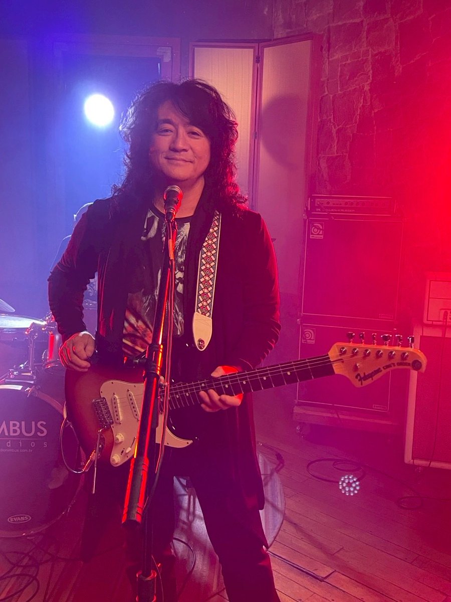 yoshikifukuyama's tweet photo. 今日は朝からヒカルドと一緒にメドレーの撮影。午後からはサンパウロののバンドとリハーサルでした。
ホテルに戻ったら、なんとFLOWのTAKEちゃんにバッタリ！アニメフレンズのステージは明日、中南米ツアー中とのこと。スケールがデカすぎるぜ！ https://t.co/CGGOxQc7Ci
