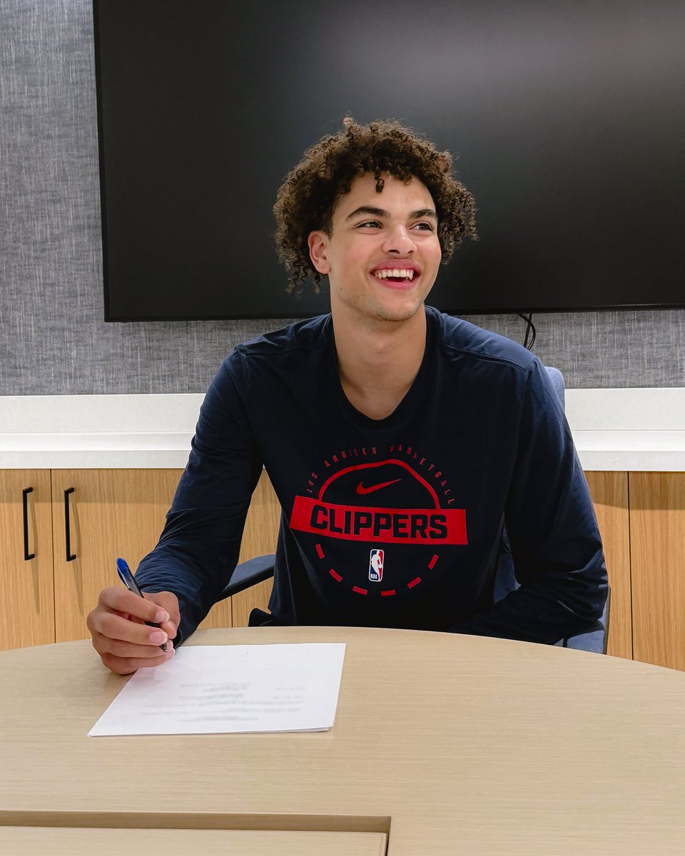 LAClippers's tweet photo. Pen to paper ✍️

Keaton Wagler is officially a Clipper!