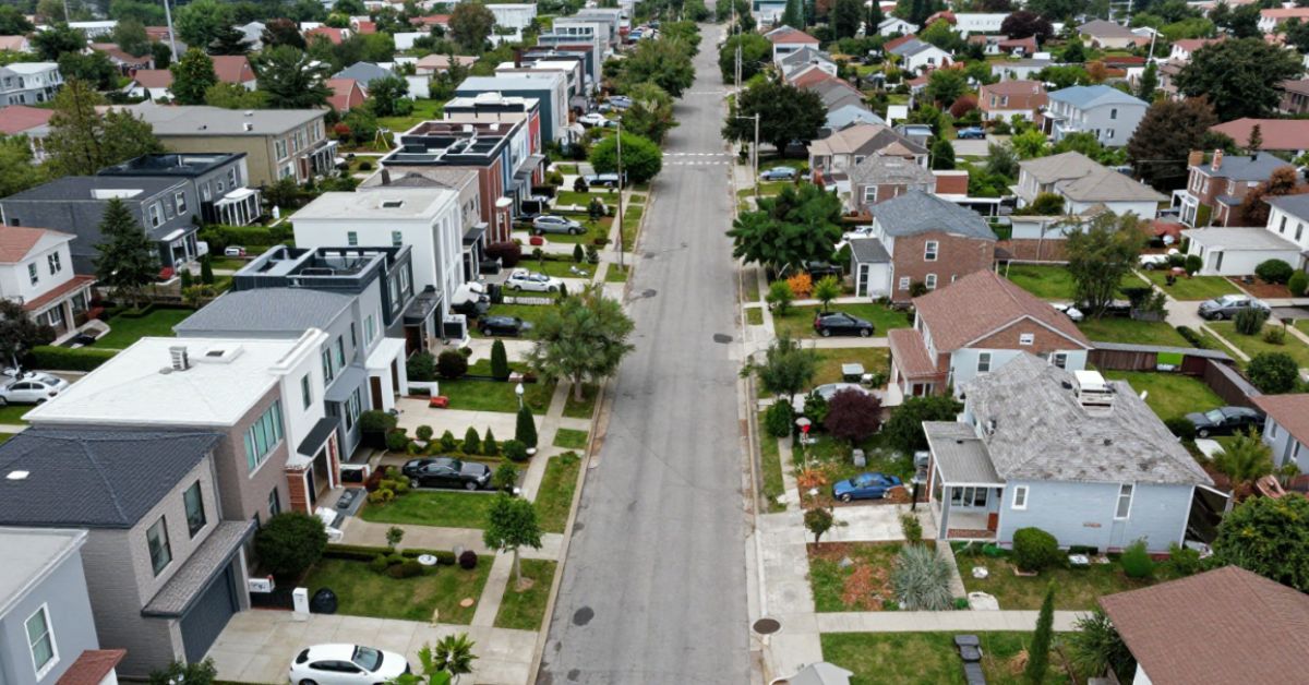 CompassOakReal's tweet photo. The U.S. housing market isn't moving as one market anymore.

Some regions are seeing prices soften as inventory grows.

Others are still appreciating because supply remains tight.

Real estate is local. National headlines only tell part of the story.

https://t.co/fNMZk3Ayg5 https://t.co/f23DKr6jjx