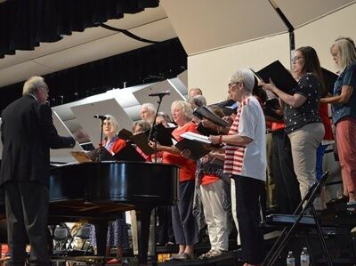 murraystateuniv's tweet photo. The Murray State Town &amp; Gown Community Band &amp; Chorale will present a free Independence Day concert as part of Murray’s annual Freedom Fest celebration on Sat., July 4, at 7 p.m. inside Lovett Auditorium on Murray State’s campus. The concert is free and open to the public. 🇺🇸 https://t.co/0k7GDU1XyM