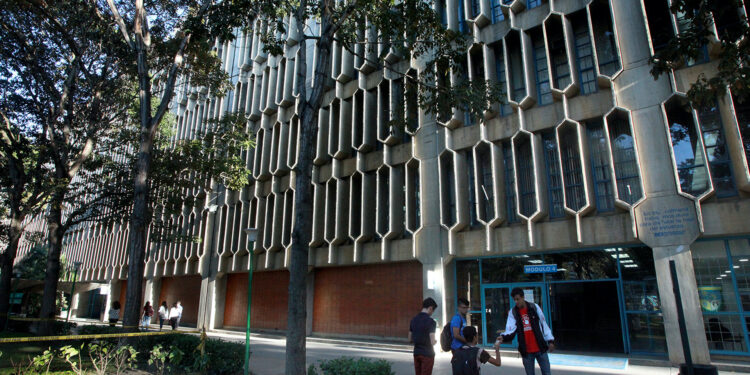 infopublicave's tweet photo. 📢Mediante un comunicado publicado este viernes 3 de julio, la Universidad Católica Andrés Bello (UCAB) anunció el reinicio de las actividades académicas del semestre marzo-julio 2026, a partir del 8 de julio, bajo la modalidad virtual. https://t.co/wocUeeoUYk