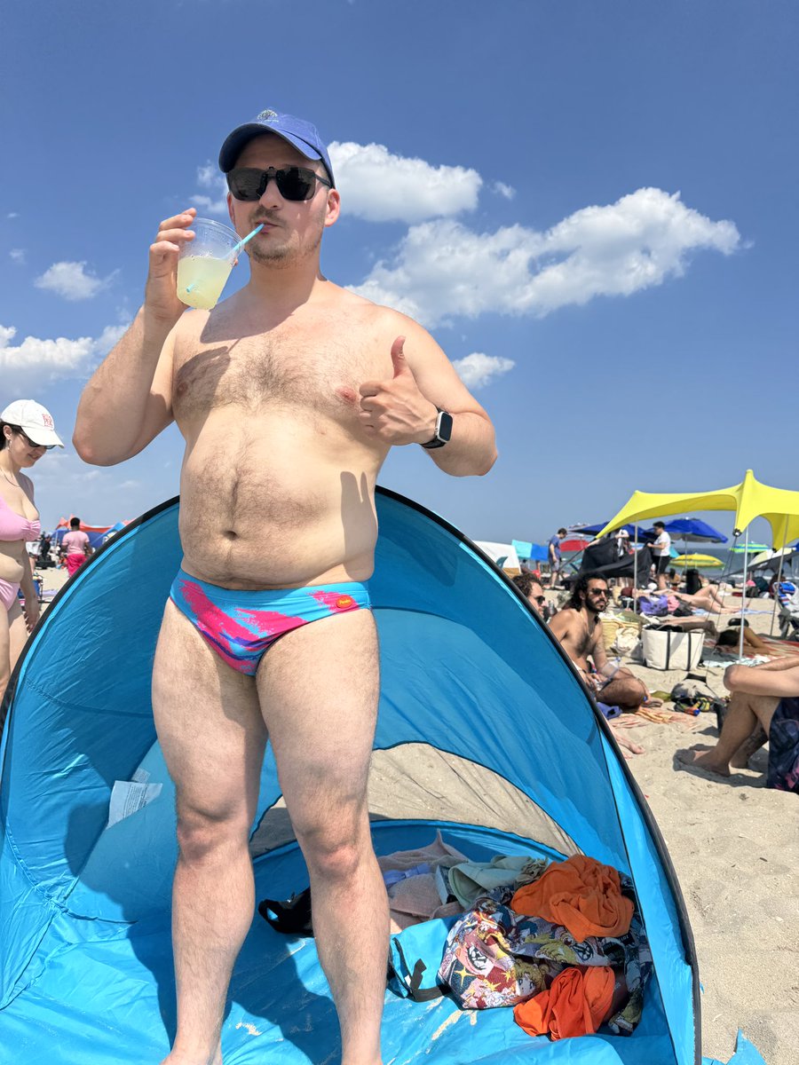 Popculguru's tweet photo. Perfect day to break out these @PanderShirts briefs 🏖️ 🍹 #beachplease https://t.co/oRyAoJWaoE