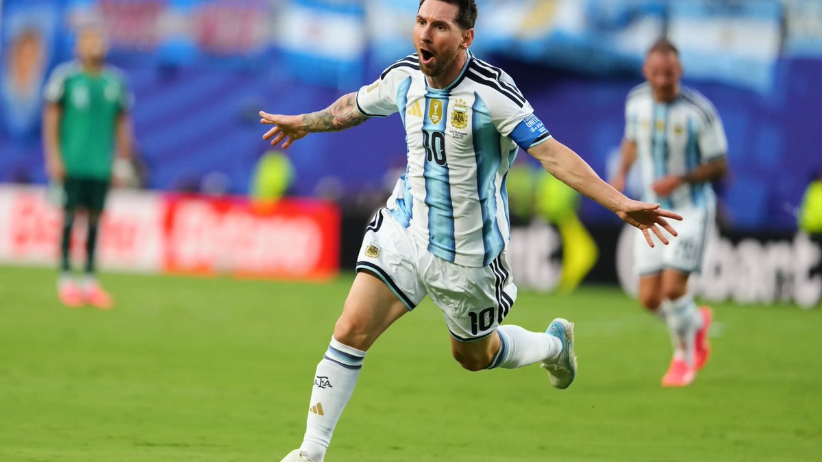 tedactu1's tweet photo. Lionel Andrés Messi est devenu le premier joueur de l’histoire de la Coupe du Monde à atteindre la barre des vingt (20) buts dans la compétition. Il a égalé son record personnel de sept (7) buts inscrits lors de la Coupe du Monde 2022, et devient également l’unique joueur à avoir inscrit au moins un but contre quatorze (14) sélections nationales différentes.#TedActu